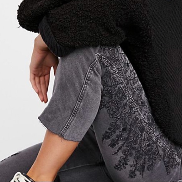 NWT Free People Embroidered Girlfriend Jeans $128 - Picture 2 of 4